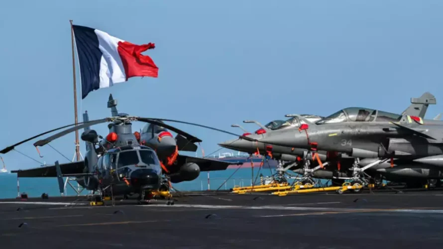 2025年3月4日、シンガポールのチャンギ海軍基地でフランスの空母シャルル・ド・ゴールの甲板で、フランスのラファール海兵隊の戦闘機がメディアツアー中。© ロスラン・ラーマン / AFP