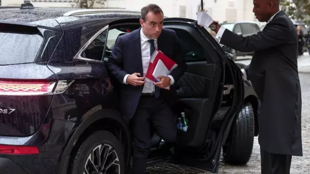 ルコルヌ新首相は、フランスの予算の新たなスタートを切ろうとして、休日の削減を破棄します。