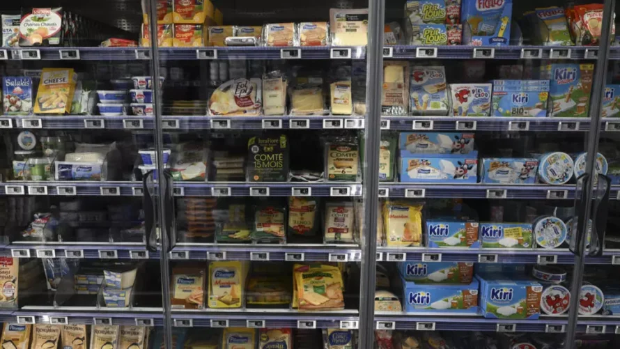 フランスのマルセイユにあるスーパーマーケットのチーズと乳製品のセクション。© AFP - クリストフ・サイモン