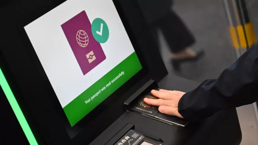 乗客は、自動欧州連合の入国/出国システムを使用してパスポートをスキャンします。© AFP - ジャスティン・タリス