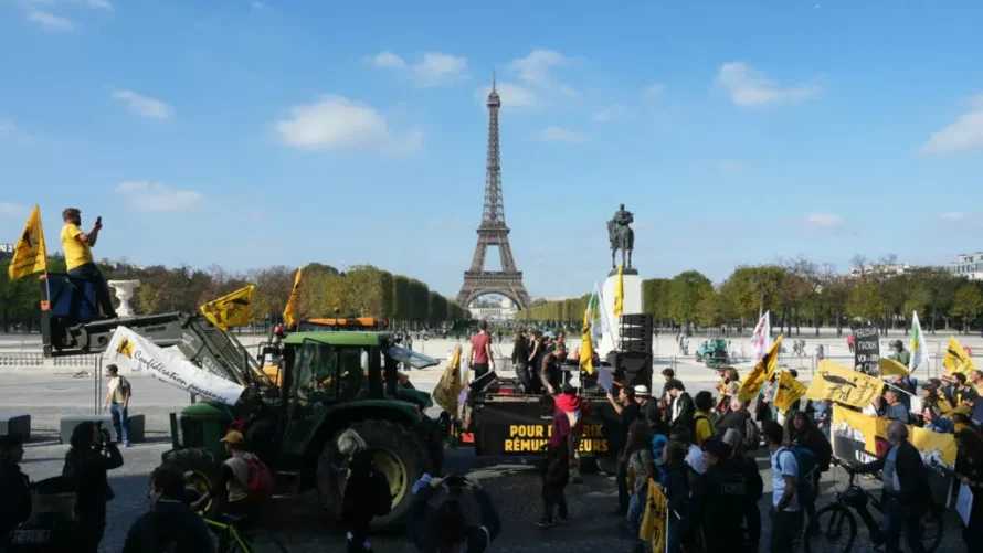 2025年10月14日、パリで、エッフェル塔を背景にエッフェル塔が見られる、欧州連合とラテンアメリカ諸国との間の自由貿易協定に反対するデモを行う。AFP - ディミター・ディルコフ