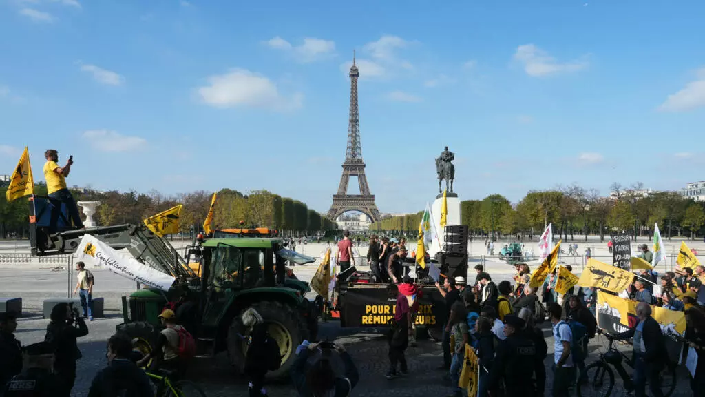 2025年10月14日、パリで、エッフェル塔を背景にエッフェル塔が見られる、欧州連合とラテンアメリカ諸国との間の自由貿易協定に反対するデモを行う。AFP - ディミター・ディルコフ