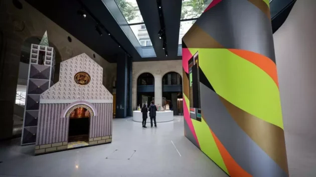 カルティエ財団は、パリの中心部に現代美術のための広大な新しい家を開きます