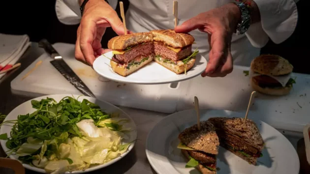 「ステーキはステーキ」：EU議会はベジタリアン食品の肉用語を禁止する投票