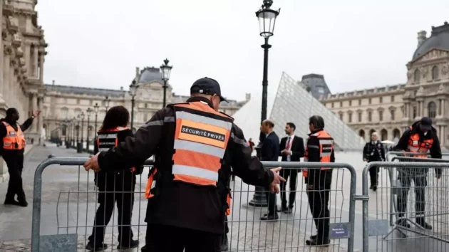 ルーブル美術館の「売れない」王室の宝石の強盗後に提起されたセキュリティ問題