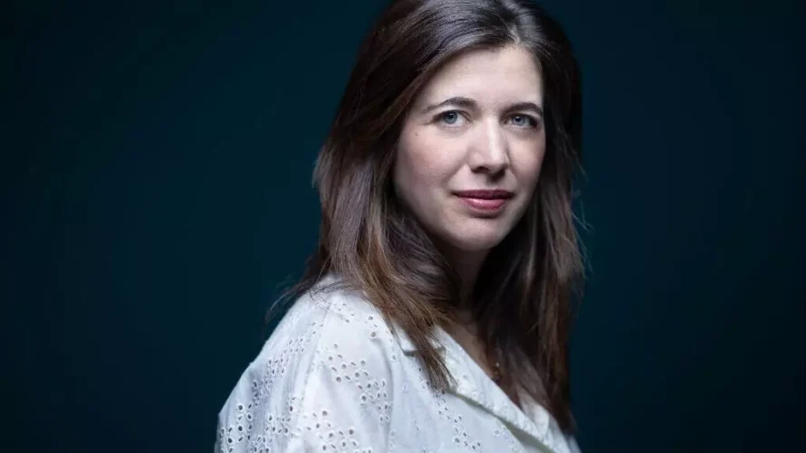 フランスの作家でジャーナリストのジュリー・ブラフマンは、2025年6月17日にパリで写真撮影中にポーズをとる。AFP - ジョエル・サゲット