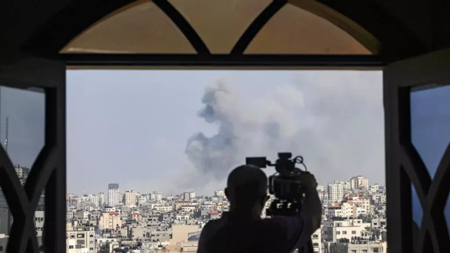 AFPのカメラマンが2023年10月12日にガザ市でイスラエルの空爆を撮影しています。この画像は、バイユー賞イベントで初公開されるドキュメンタリー「Inside Gaza」で使用されています。AFP - モハメド・アベド