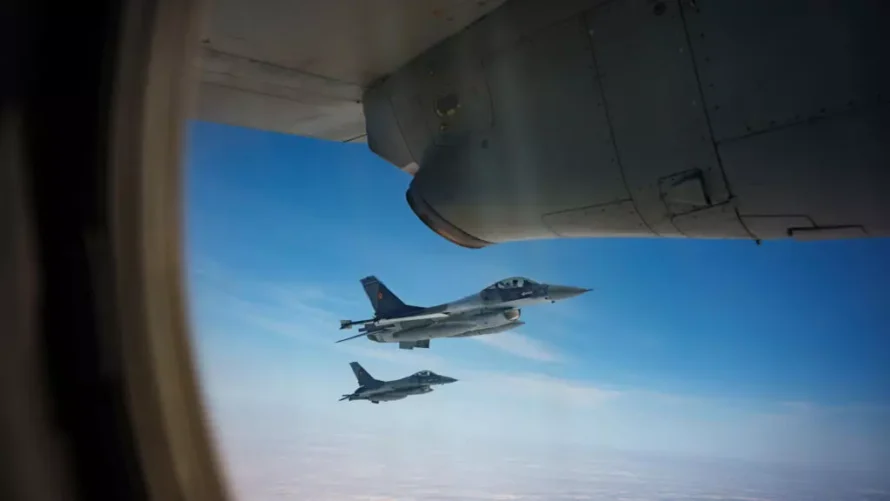2024年3月6日、ルーマニア東部上空でのNATO航空警察演習中に、ルーマニア空軍のF-16軍用戦闘機がC-27Jスパルタン航空機を護衛する。©アンドレア・アレクサンドル/AP