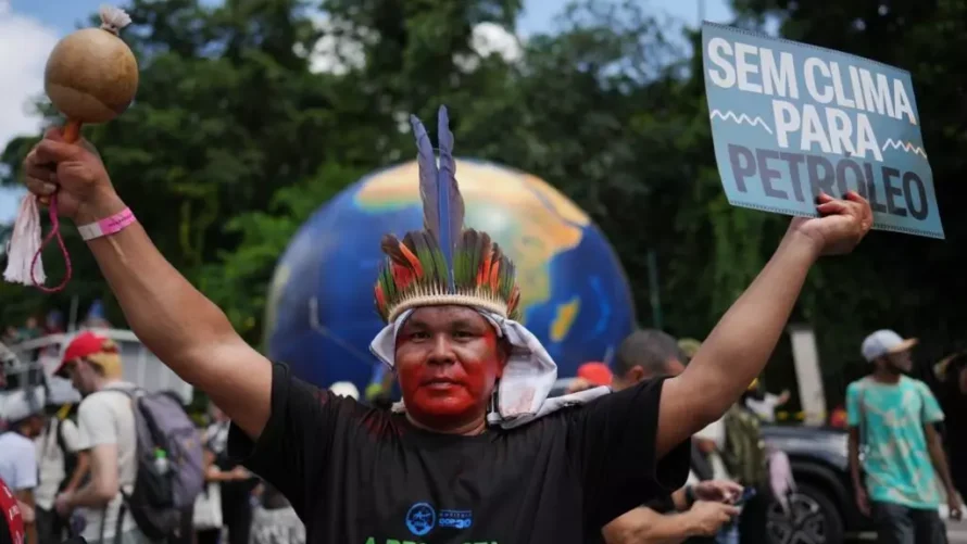 先住民の活動家たちは、11月17日月曜日にブラジルのベレンで開催されたCop30国連気候サミットで、気候抗議に参加しています。AP - アンドレ・ペナー
