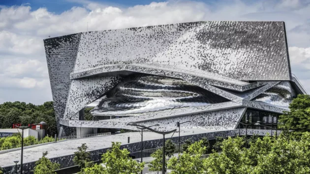 パリでのイスラエル・フィルハーモニー管弦楽団のコンサートで騒動を起こした後、4人が起訴された