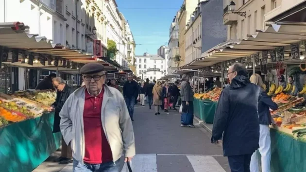スーパーマーケットの時代、屋外市場はフランスの生活の中心であり続けています