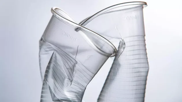 フランスは、代替手段が不十分であるため、プラスチックカップの禁止を4年間延期します。