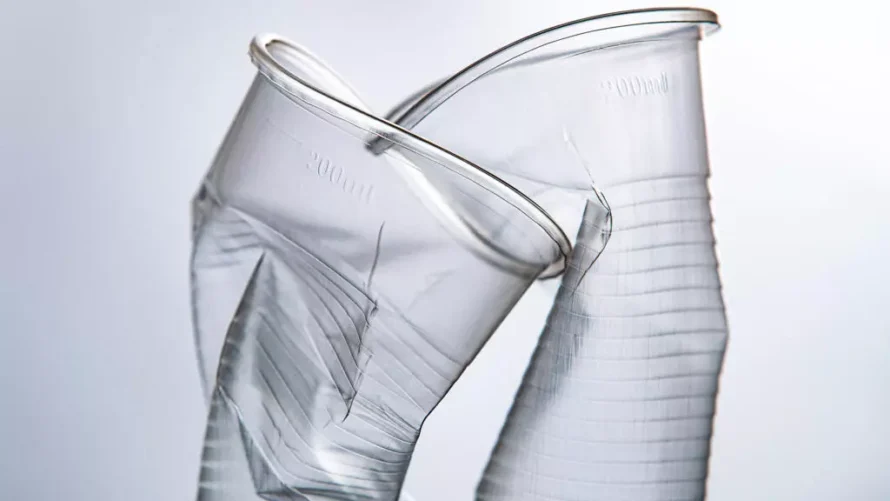 フランスは、使い捨てプラスチックカップの禁止を延期しました。AFP - ジョエル・サゲット