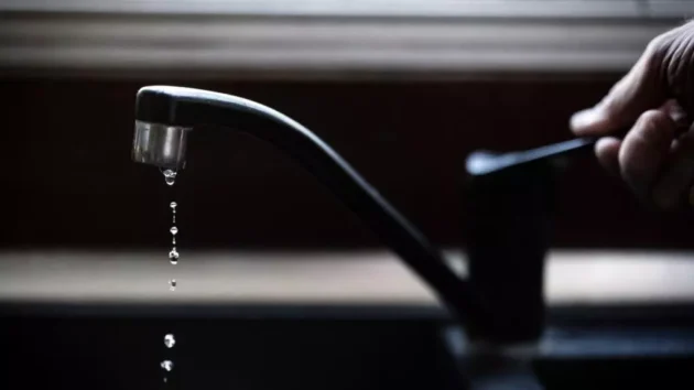 フランスの水道水は、広範囲にわたる化学物質によって汚染されている、と研究が発見した