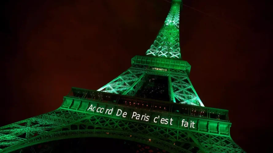 パリで開催された2015年のCop21気候サミットで締結された国連協定を祝うために、エッフェル塔は「パリ協定は完了しました」という言葉で緑色に照らされました。© REUTERS/Jacky Naegelen/ファイル写真