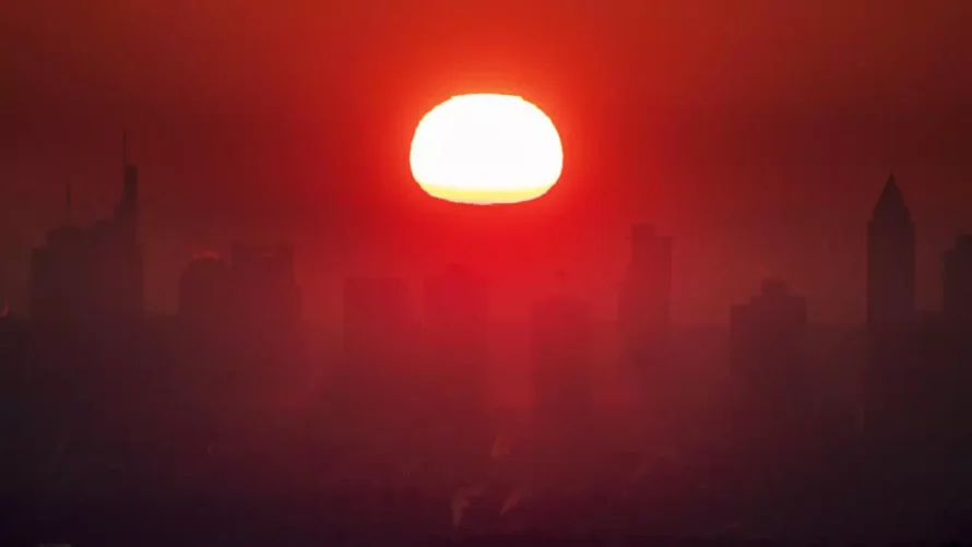 フランクフルトの銀行街に降り注ぐ朝の日差し。世界気象機関は、2024年の記録的な二酸化炭素レベルは、長期的な気候への影響が悪化していることを示しています。AP - マイケル・プロブスト