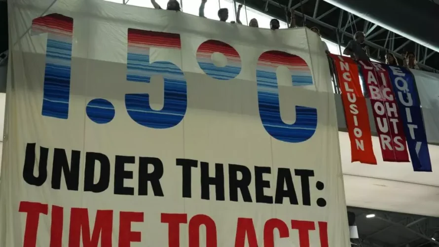 2025年11月21日にブラジルのベレンで開催されたCop30気候サミットで、活動家がデモを行う。© AP - アンドレ・ペナー