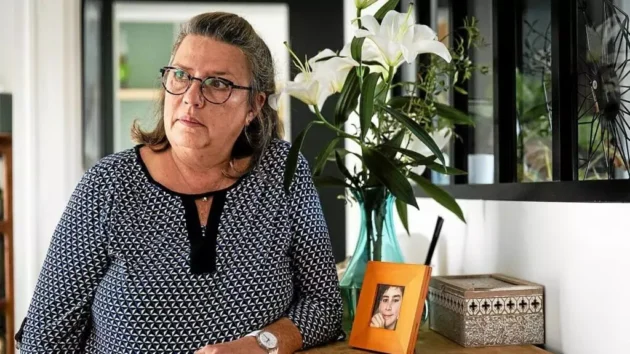 マクロンは、母親が息子の自殺をめぐってプラットフォームに異議を唱える中、ソーシャルメディアの禁止を熟考する