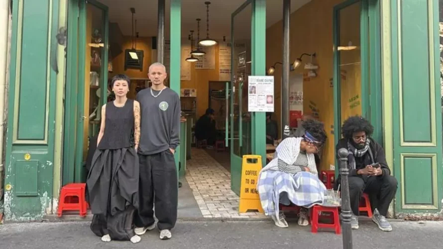 近年フランスにオープンしたいくつかのベトナム料理カフェの1つであるVỉa Hè Cà Phêの共同オーナーは、パリのコーヒーショップの前にいます。© RFI/チー・フオン