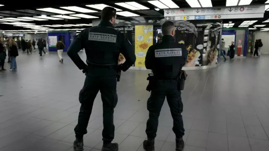 RATPの警備員は、2025年1月6日にパリの地下鉄駅のコンコースを巡回します。© AFP - トーマス・サムソン