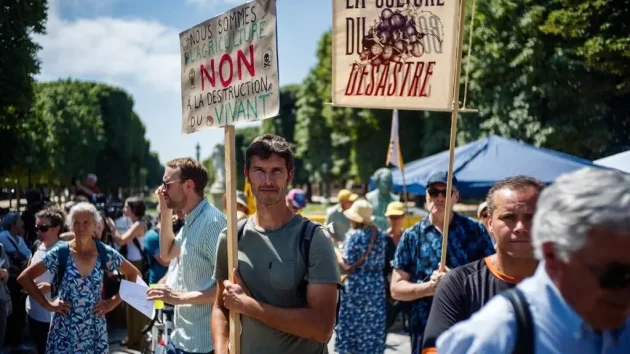 フランスの農業法が、擁護すると主張する農家を助けない可能性がある理由