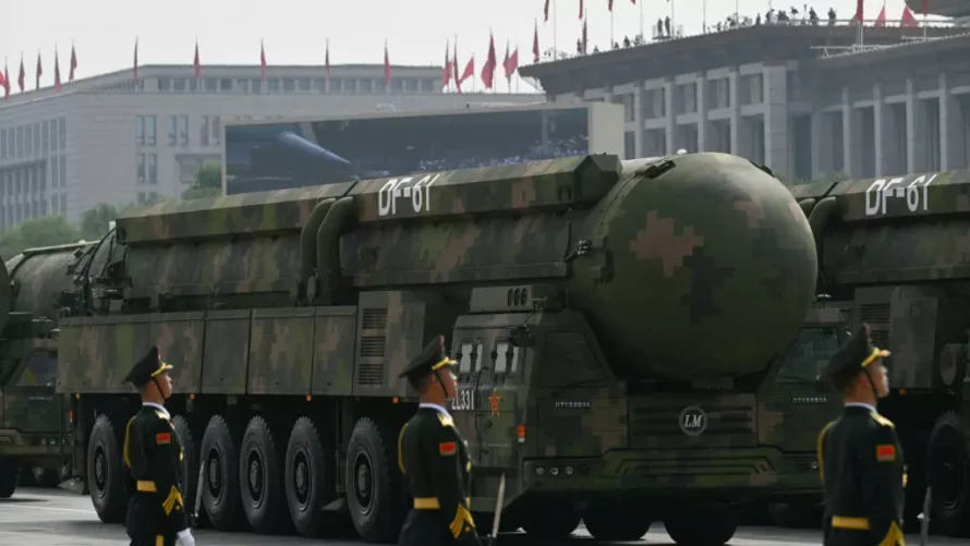 2025年9月3日、北京での軍事パレードにおいて、中国の弾道ミサイルDF-61が発射された。AFP - グレッグ・ベイカー