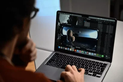 生物学者のマルコ・グラナータは、2025年12月22日にイタリア・エントラックのマリタイム・アルプス自然公園で、カメラトラップから撮影されたイタの映像を視聴しています。AFP - マルコ・ベルトレロ