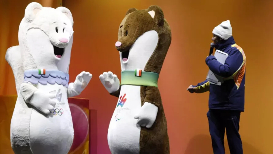ミラノ・コルティナオリンピック・パラリンピック競技大会のマスコットであるティナ（左）とミロが、1月26日に市内でオリンピック聖火リレーの最後の聖火リレーの前に、コルティナ・ダンペッツォでステージに登場します。AFP - ODD ANDERSEN