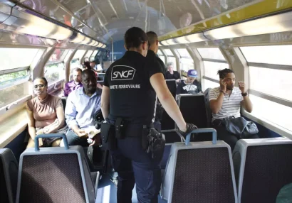 パリ南東に位置するメゾン=アルフォールとジュヴィジ間の通勤列車に、SNCFの鉄道警察部隊の警官が勤務しています。@ AFP - トーマス・サムソン