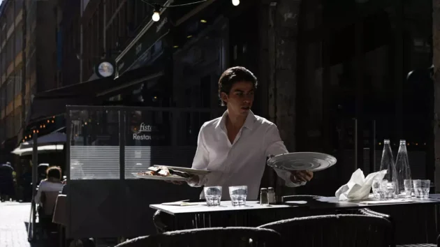 フランス料理店は、120,000件の空きポジションにより採用危機に直面しています