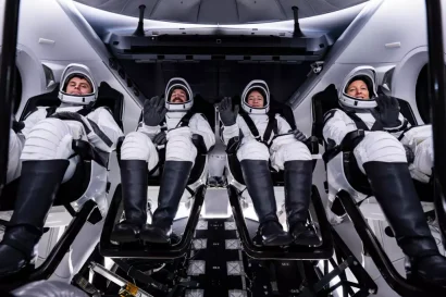 アンドレイ・フェデヤエフ、ジャック・ハサウェイ、ジェシカ・メア、ソフィー・アデノは、SpaceXのスーツを着用し、国際宇宙ステーションへのミッションに先立ちます。© SpaceX（AP経由）