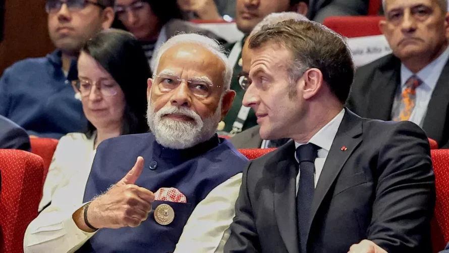 インドの首相ナレンドラ・モディ（左）は、2026年2月19日（木）にインド・ニューデリーで開催されたAIサミットで、フランス大統領エマニュエル・マクロンと会談しています。AP