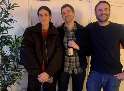 クレア・トゥザール、ヴィンセント・エディン（C）とデビッド・リヴォワールは、パリのLe Social Barでアルコールを使わないひとときを楽しんでいます。© A.Hird/RFI