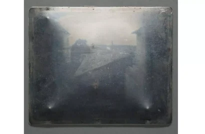 「Point de vue du Gras」、テキサス大学に保存されている原写真の複製。© ニセフォア・ニエプス、パブリックドメイン、ウィキメディア・コモンズ経由