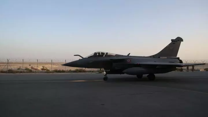 2025年12月20日、アブダビ近郊のアル・ダフラ空軍基地でフランスのラファール戦闘機が配備されました。フランスは、地域の緊張が高まる中、軍事基地を確保するために、UAE上空にラファール機を配備しました。AFP - ルドヴィッチ・マリン