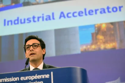 ステファン・セジュルヌは、3月4日にブリュッセルでEUの産業アクセラレーター法を発表しました。AFP - ニコラス・トゥカット