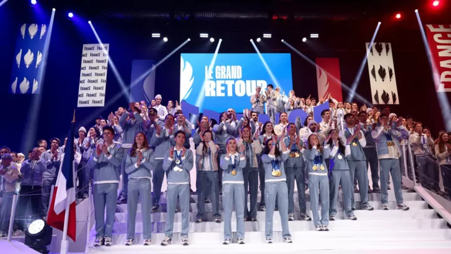 2026年ミラノ・コルティナで開催された大会に出場したフランス人選手は、フランス南東部アルベールヴィルでの歓迎式典で敬礼されました。AFP - アレックス・マーティン