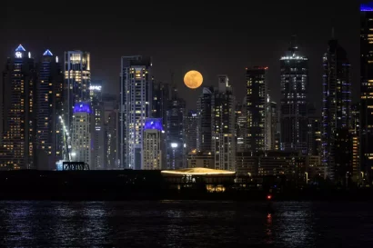 2025年6月にドバイ上空で月が昇ります。アラブ首長国連邦は、NASAのアルテミス計画に参加しているパートナーの一つです。AFP - ファデル・センナ