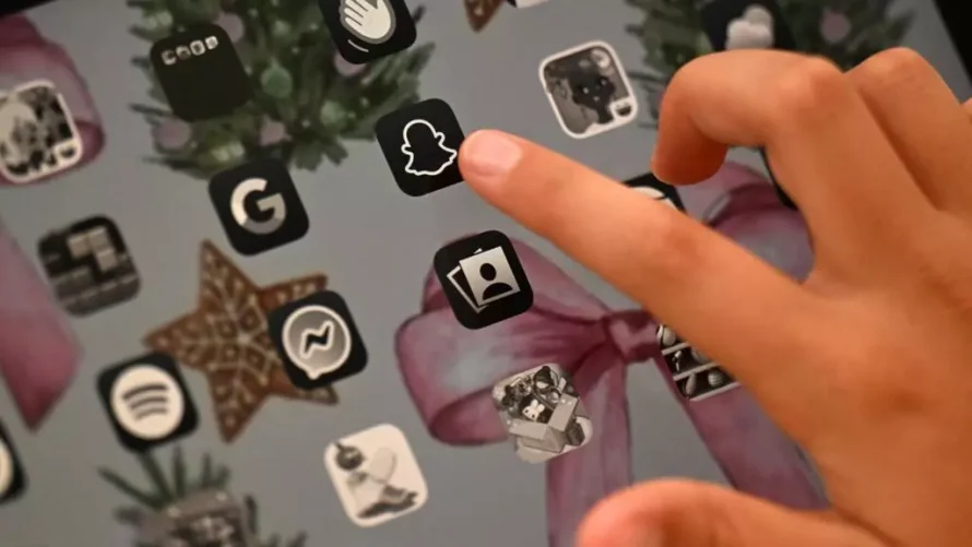 フランスは15歳未満のソーシャルメディアの禁止に近づいていますが、議員と政府との法的な違いが計画の展開を遅らせる可能性があります。AFP - サイード・カーン