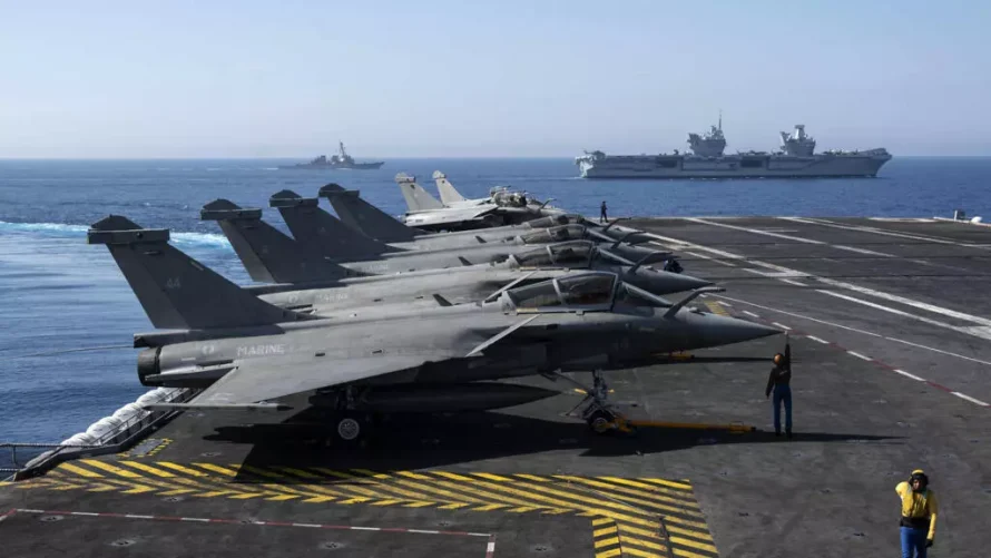 フランス海軍のラファール戦闘機戦闘機は、フランス航空母艦シャルル・ド・ゴールの橋に、背景に英国海軍航空母艦HMSクイーン・エリザベスが乗船し、2021年6月3日、フランス南東部トゥーロン沖で行われた海軍演習「ガリック・ストライク」中に座っています。AFP - クリストフ・サイモン