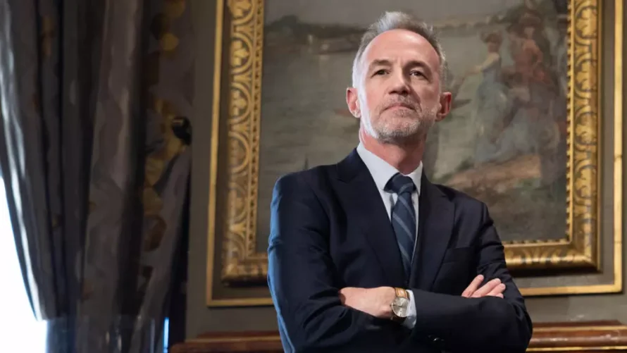 新たに選出されたパリ市長エマニュエル・グレゴワールは、2026年3月25日にパリ市庁舎で開催された、退任するパリ市長アンヌ・イダルゴの「別れの感謝」式典で見物しています。© AFP - JOEL SAGET