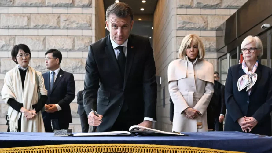 フランス大統領エマニュエル・マクロンは、2026年4月2日にソウルで妻のブリジット・マクロンとフランス国防大臣キャサリン・ヴォートランと共に韓国戦争記念館を訪問中に、ゲストブックに署名しました。AFP - ジャンヌ・アコルシーニ