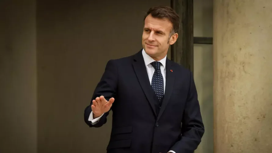 フランス大統領エマニュエル・マクロンは、中東戦争に影を落とす会談のため、日本と韓国へ向かっています。© Thomas Padilla / AP
