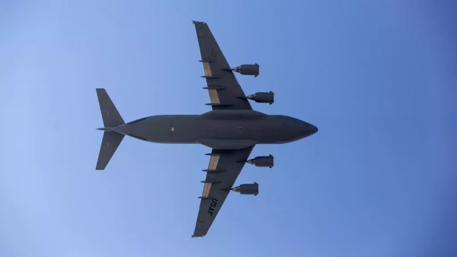 米空軍のC-17輸送機が飛行中です。フランスは、米軍機が領空を横断するには許可を取得しなければならないと述べており、各要請は個別に審査されます。AP - ダミアン・ドヴァルガネス