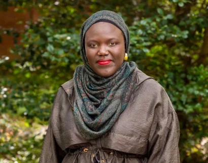 セネガル出身のコンピュータ科学者でプリンストン大学の教授であるアジ・ブッソ・ディエンは、国連の新しい人工知能パネルのメンバーです。© アジ・ブッソ・ディエン