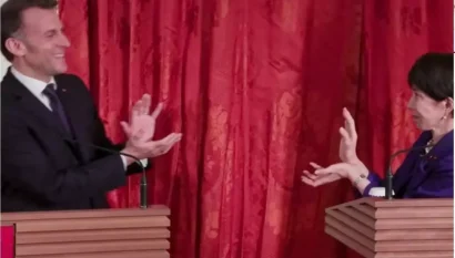 
エマニュエル・マクロンとサナエ・タカイイチは、東京での記者会見で、日本の漫画・アニメ・ビデオゲームシリーズ『ドラゴンボール』から取られた「亀ハメハ」というジェスチャーで手を握りました。© AFP