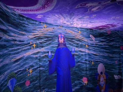 海の女神イエマヤは、シヴァイ・ラ・マルチプルの作品『Under the Horizon』展で見られます。© RFI / Ollia Horton