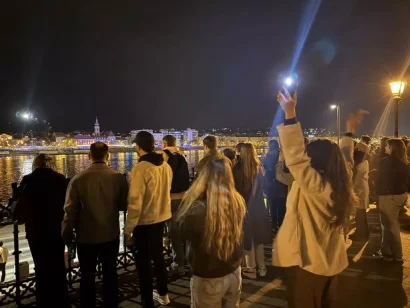 ヴィクトル・オルバンが16年の任期を経て追放され、対立相手であるピーター・マジャールが大勝利を収めたことを祝っている人々。ブダペスト、2026年4月12日。© RFI/Jan van der Made