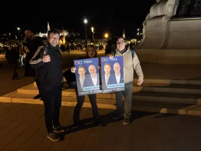 ジャニーンと二人の友人は、ピーター・マジャールが就任する際に「価格を下げてくれる」ことを期待しています。私たちは変化を期待しています。ブダペスト、2026年4月12日。© RFI/Jan van der Made