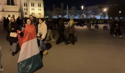 ハンガリー国旗をかたたえて、議会の建物の隣の広場で友人と踊りながら、ピーター・マジャールの選挙勝利を祝っている少女。ブダペスト、2026年4月12日。© RFI/Jan van der Made
